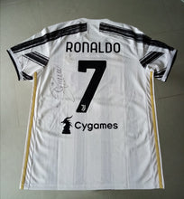 Carica l'immagine nel visualizzatore di Gallery, DONAZIONE per Maglietta da Gara Donata e Autografata da Cristiano Ronaldo della Juventus