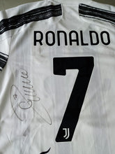 Carica l&#39;immagine nel visualizzatore di Gallery, DONAZIONE per Maglietta da Gara Donata e Autografata da Cristiano Ronaldo della Juventus
